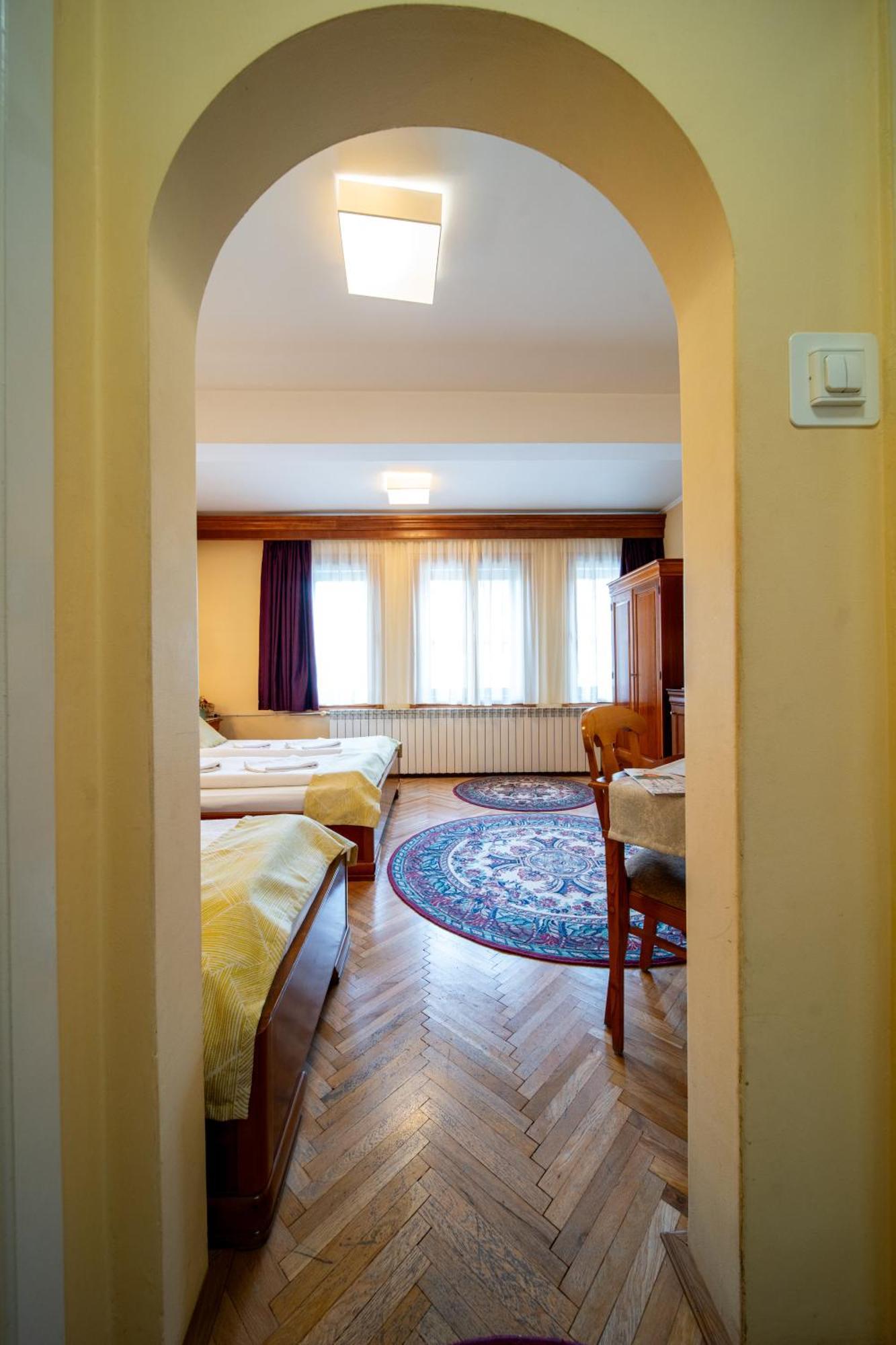 Hotel Lilla Panzio Odorheiu Secuiesc Exteriér fotografie